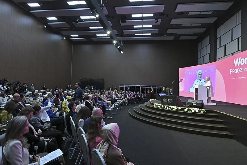 Emine Erdoğan'dan Antalya Diplomasi Forumu'nun Kadın, Barış ve Güvenlik Oturumu'nda Batı'ya Gazze tepkisi: "Asla boyun eğmeyeceğiz"-2