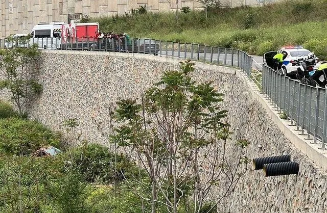 Kocaeli'de korkunç kaza! Korkuluklara çarpıp istinat duvarından uçtu! EDS ele verdi: 5 kişi ağır yaralı-3