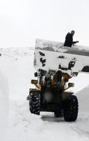 Muş’ta 10 metrelik karla mücadele