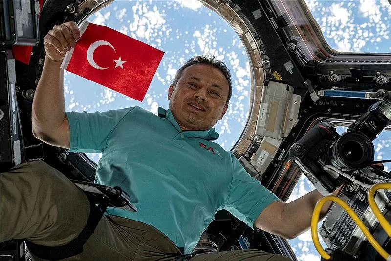 Türkiye'nin ilk astronotu Alper Gezeravcı gözlemevini Türk bayraklarıyla donattı-2