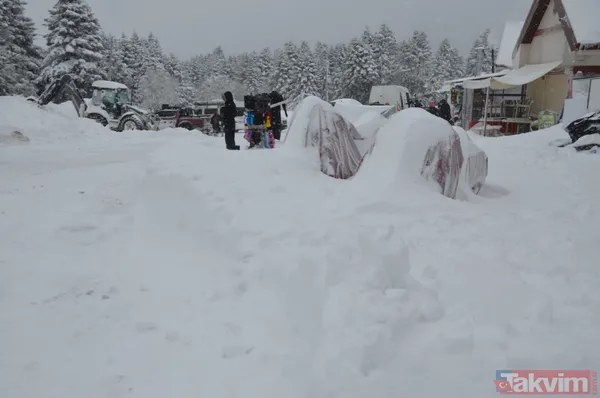 Uludağ'da kar yağışı iki gündür devam ediyor! Otomobiller kayboldu - 12