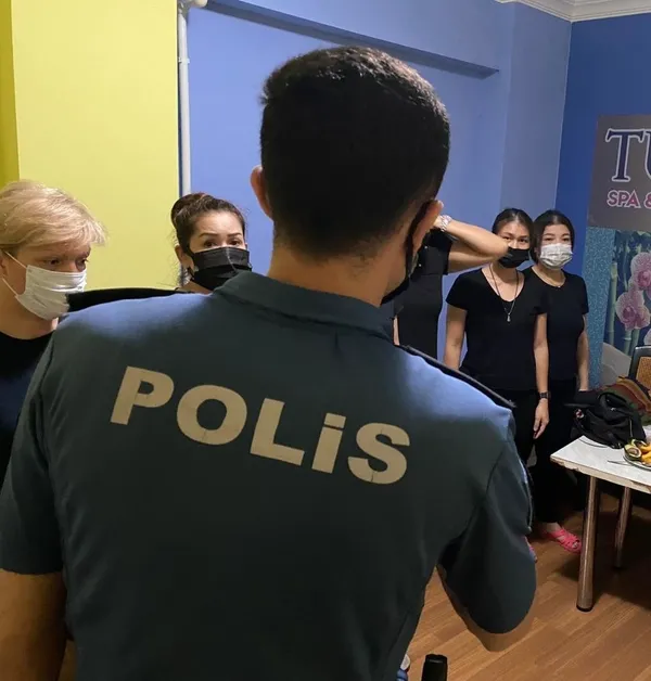 hatay-iskenderunda-masaj-salonlarina-baskin-yabanci-uyruklu-24-kadin-sinir-disi-edilecek-1628168092470.jpg