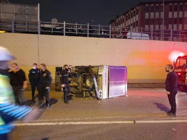 Bayrampaşa'da otomobilin çarptığı sebze yüklü kamyon devrildi: Yaralılar var-2