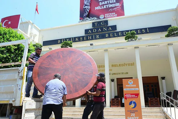 adana-buyuksehir-belediyesine-icra-zeydan-karalarin-koltugu-ve-masasi-haczedildi-1594400592004.jpg Adana Büyükşehir Belediyesi'ne icra: Zeydan Karalar'ın koltuğu ve masası haczedildi-3