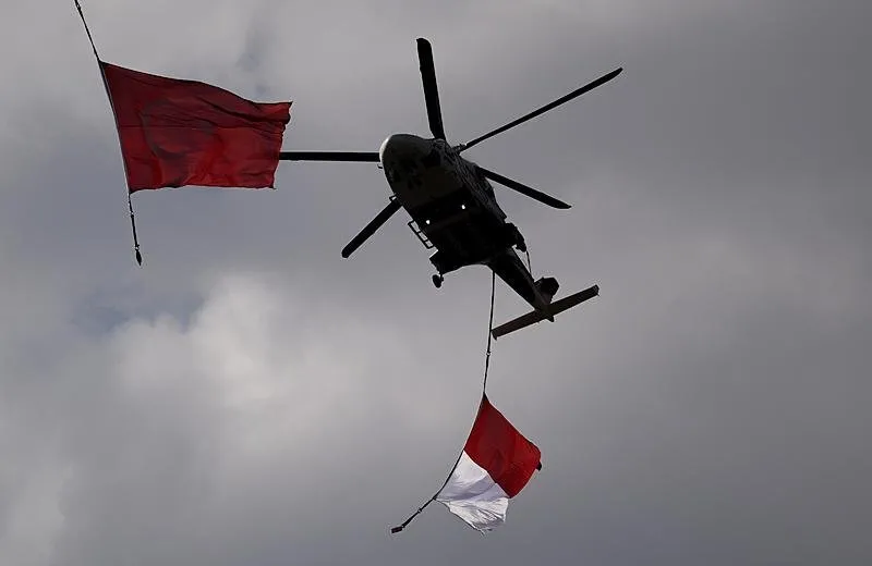 Başkan Recep Tayyip Erdoğan, Endonezya Cumhurbaşkanı Prabowo Subianto'yu Cumhurbaşkanlığı Külliyesi'nde resmi törenle karşıladı. Tören esnasında Türkiye'nin yerli ve milli helikopteri Gökbey, Endonezya ve Türk Bayrağı açarak tur attı. (AA)
