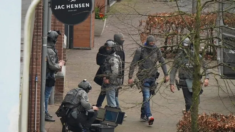 hollandanin-ede-kentinde-rehine-krizi-cok-sayida-kisi-var-polis-bolgeyi-bosaltti-1711792782674.jpeg Hollanda'nın Ede kentinde rehine krizi | Saldırgan yakalandı!-3