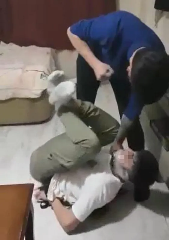 gecelik-giydirip-agzina-silah-dayadi-daha-onceki-iskence-goruntuleri-cikti-1644663043793.jpg Gecelik giydirip ağzına silah dayadı! Daha önceki işkence görüntüleri çıktı-5