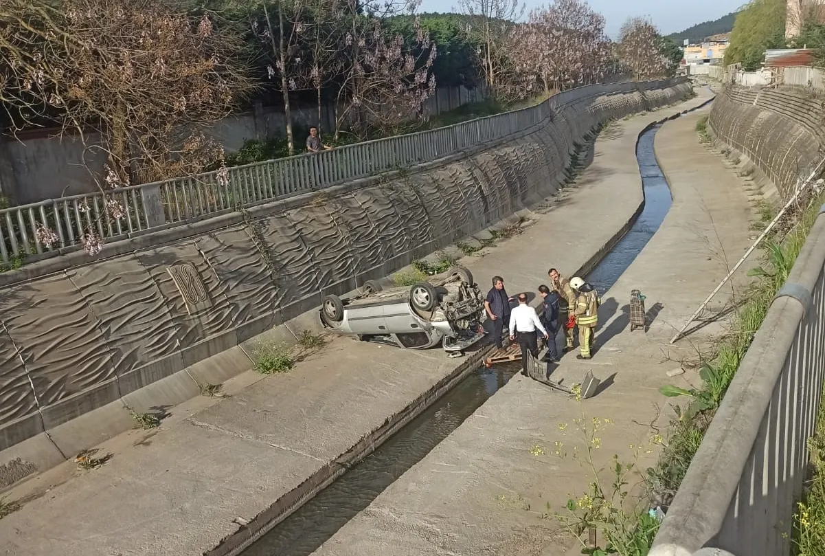 Sultanbeyli’de araç dereye uçtu
