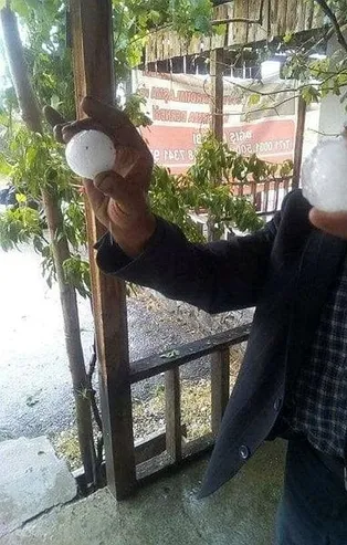 Ankara’da ceviz büyüklüğünde dolu yağdı