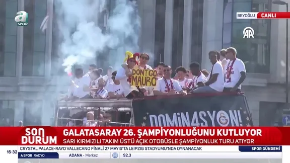 Galatasaray'ın şampiyonluk otobüsünde "Gitme Mauro" pankartı