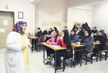 Şeyda Yılmaz zorluklara rağmen öğrencilerine ve koruyucu aileliğini üstlendiği ikizlere sevgiyle örnek oluyor