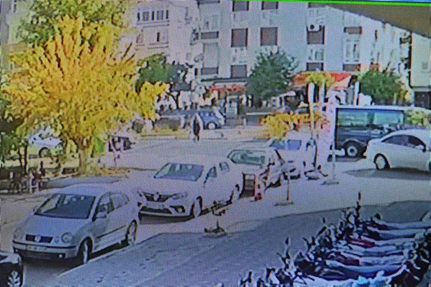 Yaya geçidindeki korkunç kaza saniye saniye kamerada! Genç kadın metrelerce havaya uçtu-2