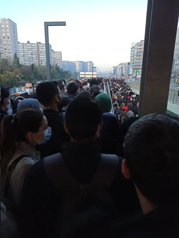 İstanbul'da ulaşım çilesi bitmiyor! Haftanın son iş gününde duraklarda ve trafikte yoğunluk-5