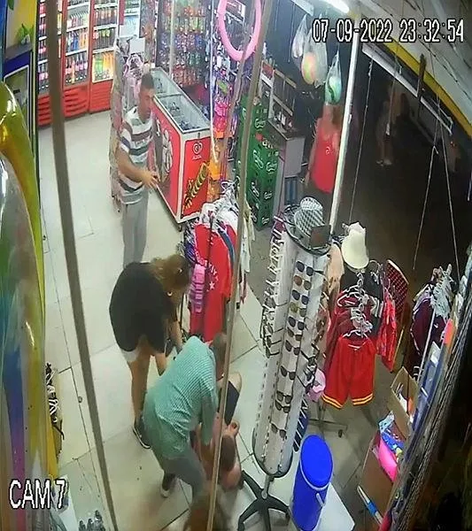 mandal-almak-isteyen-otizmli-genc-balkondan-markete-dustu-1662646574401.jpeg Mandal almak isteyen otizmli genç balkondan markete düştü-4