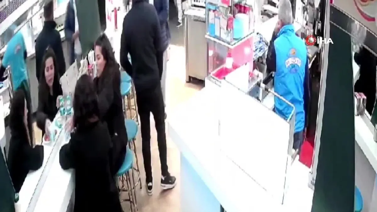 Taksim'de turistin akıl almaz yöntemi kamerada: Hesabı ödememek için yemeğine saç koydu