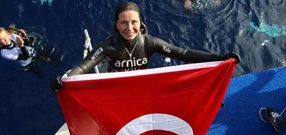 Dalış rekortmeni milli sporcu Derya Can, değişken ağırlıklı paletli dalış kategorisinde 111 metreye dalarak dünya rekoru kırdı.