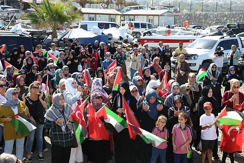 israil-sumud-filosuna-el-koydu-hataylilar-bayraklarla-akdenize-acildi-1759404391296.jpeg Hatay'da Sumud'u selamlama etkinliği, AA
