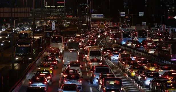 Mega kent mega çile! İstanbul’da haftanın son iş gününde trafikte yoğunluk: Avrupa ve Anadolu’da araçlar güçlükle ilerliyor