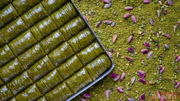 Fıstıklı sarma: İnce yufkanın içine parlak yeşil fıstık ezmesi konularak sarılan bir baklava çeşididir. Gaziantep'in erken hasat fıstıkları kullanıldığı için...