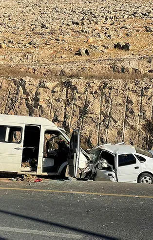 Şanlıurfa'da korkunç kaza! Kafa kafaya çarpıştılar: 1 ölü, 16 yaralı