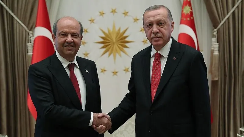 baskan-erdogandan-bayram-diplomasisi-katar-emiri-al-sani-filistin-devlet-baskani-mahmud-abbas-misir-cumhurbask-1743265592043.jpeg Başkan Recep Tayyip Erdoğan, Kuzey Kıbrıs Türk Cumhuriyeti Cumhurbaşkanı Ersin Tatar. (Takvim.com.tr arşiv)