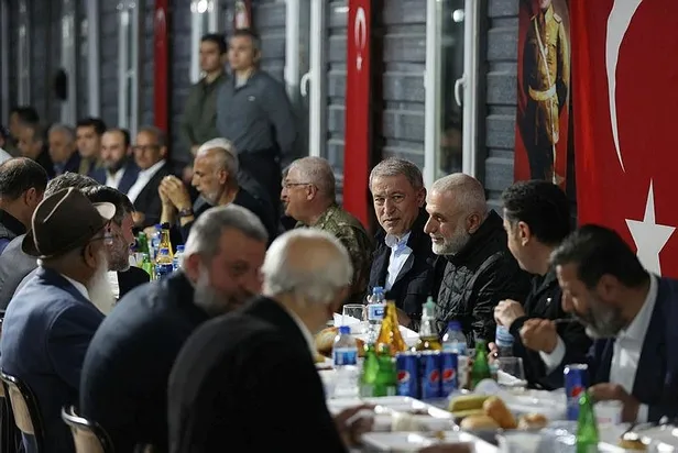 Bakan Akar afet bölgesinde: "Üstesinden gelemeyeceğimiz zorluk yok"-7
