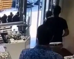 Son dakika! İstanbuldaki deprem anı kamerada! Vatandaşlar büyük panik yaşadı! İşte ilk görüntüler