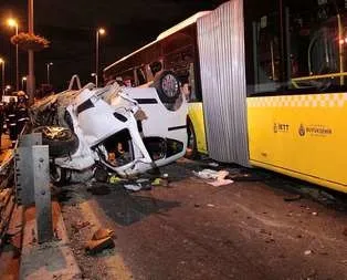 Otomobil metrobüse çarptı: 5 ölü