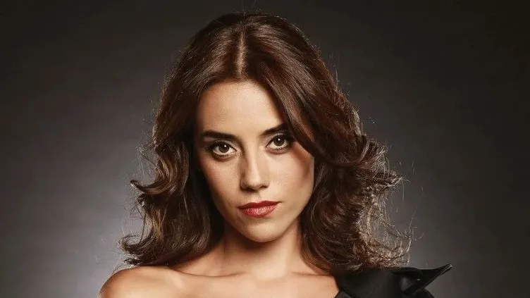 Güzel oyuncu Cansu Dere binlerce liralık reklam tekliflerini elinin tersiyle itiyor!