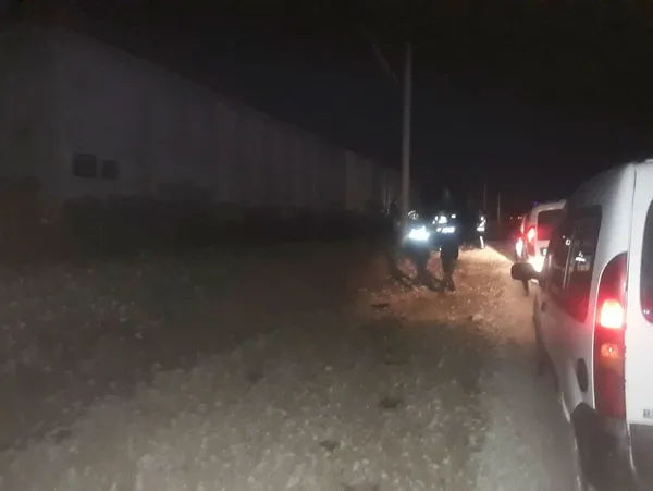 raylarin-uzerine-park-edilen-araca-tren-carpti-1643261618815.jpg Rayların üzerine park edilen araca tren çarptı-2