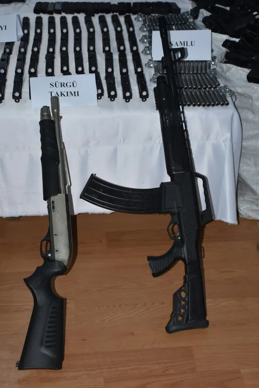 İzmir'de kaçak silah üreten şebekeye operasyon - 3