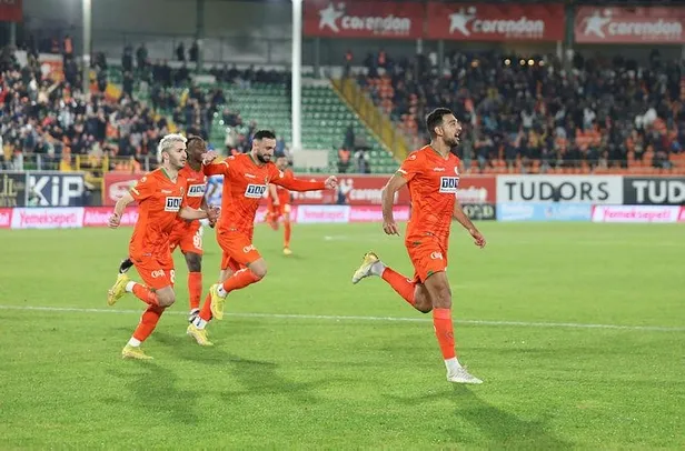 akdeniz-temsilcisi-alanyaspor-evinde-trabzonsporu-5-0-maglup-etmeyi-basardi-1673290722583.jpeg Akdeniz temsilcisi Alanyaspor evinde Trabzonspor'u 5-0 mağlup etmeyi başardı-3