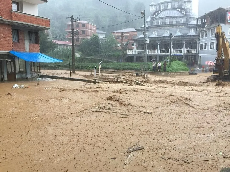 Rize’yi sel vurdu! Evleri su bastı  - 17