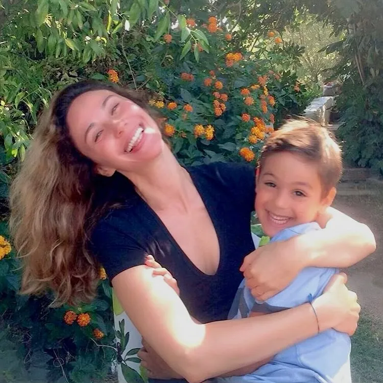 İbrahim Kutluay’ın kopyası! Demet Şener soluğu İspanya'daki oğlunun yanında aldı! Ömer’in son halini gören: Ne yakışıklı bir delikanlı olmuş - 9