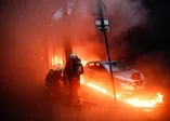 Fransa’nın başkenti Paris yangın yeri! Her şeyi yakıp yıkıyorlar...