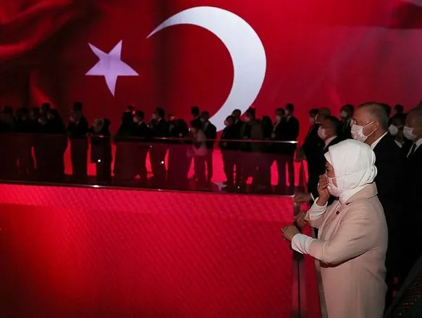 baskan-erdogan-ve-esi-emine-erdogan-15-temmuz-demokrasi-muzesinde-duygu-dolu-anlar-yasadi-1626378854380.jpg Emine Erdoğan 15 Temmuz'u anlatan görüntüleri izlerken ağlamaya başladı-4
