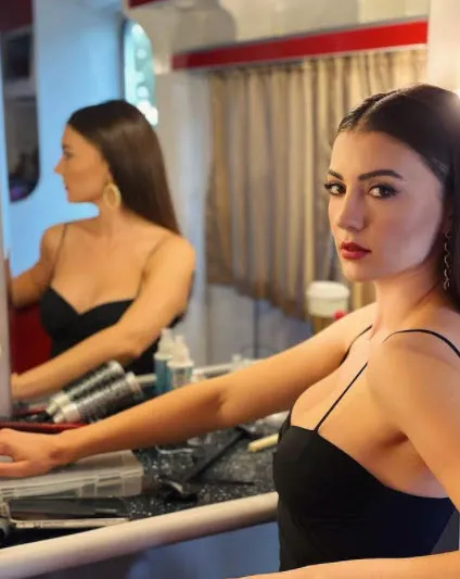 Burcu için dekoltede sınır yok paylaşmaya devam! Gün geçtikçe daha cesur Burcu Özberk'in tercihi bu kez göğüs dekoltesi-2