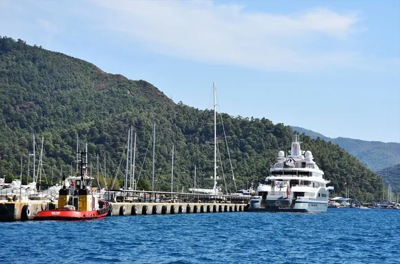 Şeyh Abdullah Al Futtaim’in ’Radiant’ adlı lüks mega yatı Marmaris'te!-4