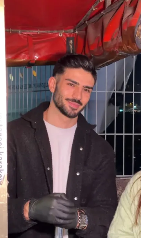 1776150585086.jpg "Yakışıklı Mısırcı" Alper Temel servet kazandı: Dünyanın dört bir yanından ilgi-5