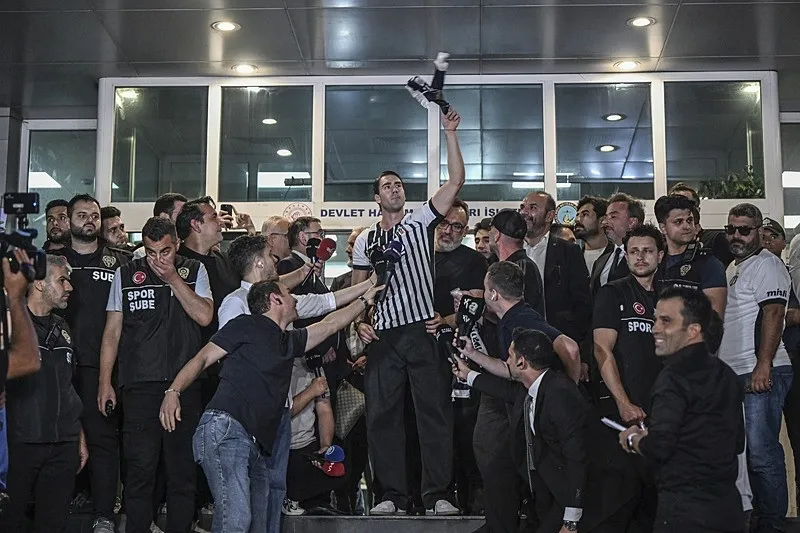 besiktas-vlahovici-bitirdi-sirp-golcu-istanbula-geldi-1786574384563.jpeg Beşiktaş Vlahovic'i bitirdi! Sırp golcü İstanbul'a geldi-2