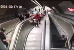 ÜÇYOL METRO yürüyen merdiven kazası kamerada!