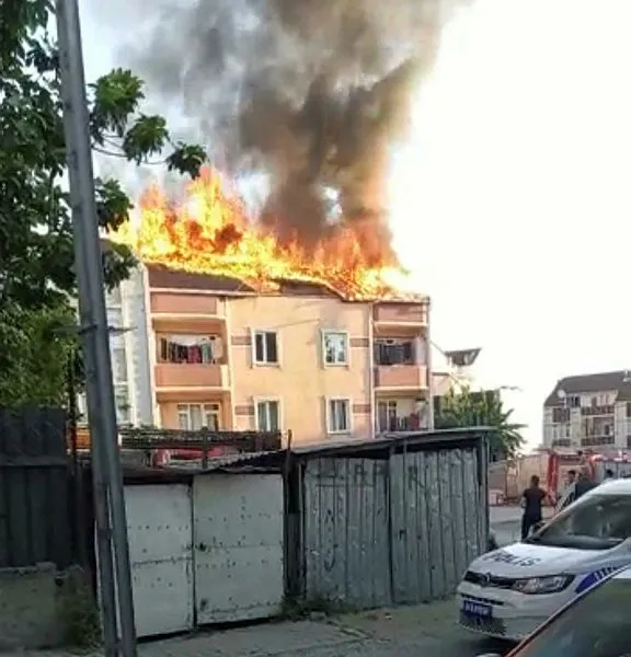 Arnavutköy’de 4 katlı binanın çatısı alev alev yandı-2