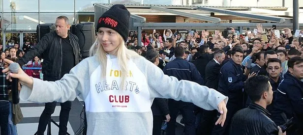Aleyna Tilkiden Gomise büyük sürpriz