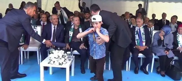Suriyeli çocuk Erdoğan’a sarılıp teşekkür etti