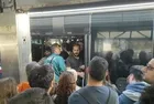 İstanbul'da metrobüs çilesi! İnsan trafiği oluştu: Yolcular araçlara binemedi