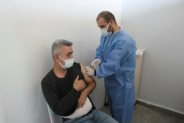 Koronavirüsle mücadele kapsamında aşılamada ikinci doz başladı! Sağlık çalışanları 28 gün sonra yeniden aşılanıyor-5