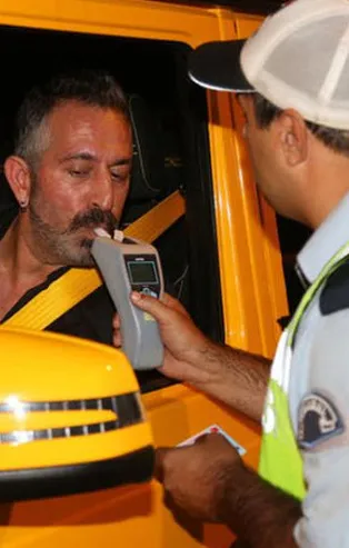 Cem Yılmaz polis çevirmesine takıldı alkolmetreyi üfledi