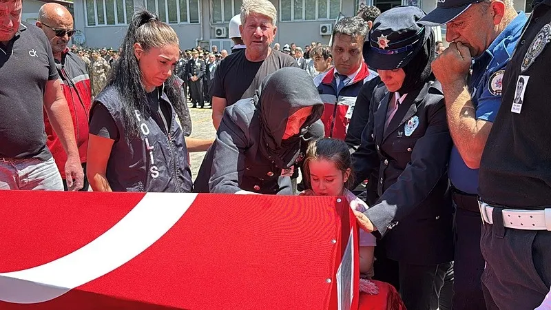 gittigi-kades-ihbarinda-sehit-dusen-polis-memuru-tayfun-basa-veda-1781448124393.jpeg KADES ihbarına gitti şehit düştü! Polis memuru Tayfun Baş'a eşinden yürek yakan sözler: Cennete gidiyorsun | Kızı peluş oyuncağı ile veda etti-3