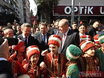 Başkan Recep Tayyip Erdoğan Manisa’da sevgi gösterileriyle karşılandı! Yol kenarında gördüğü mehter takımını kutladı hediyeler dağıttı
