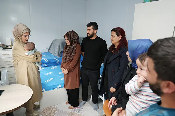 emine-erdogan-hatayda-depremzedelerle-bir-araya-geldi-1679681931080.jpg Emine Erdoğan Hatay'da depremzedelerle bir araya geldi-4